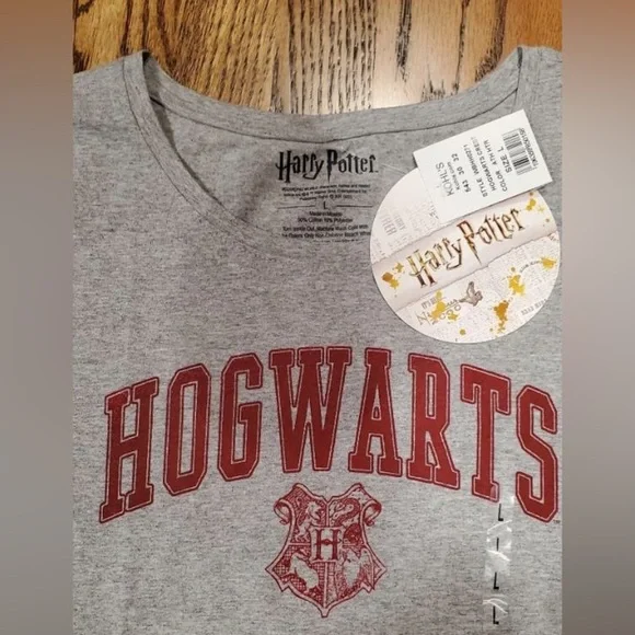 NWT Hogwarts T-shirt Sz L Newsweek Harry Potter Magazine Trivia Challenge - Picture 2 of 4